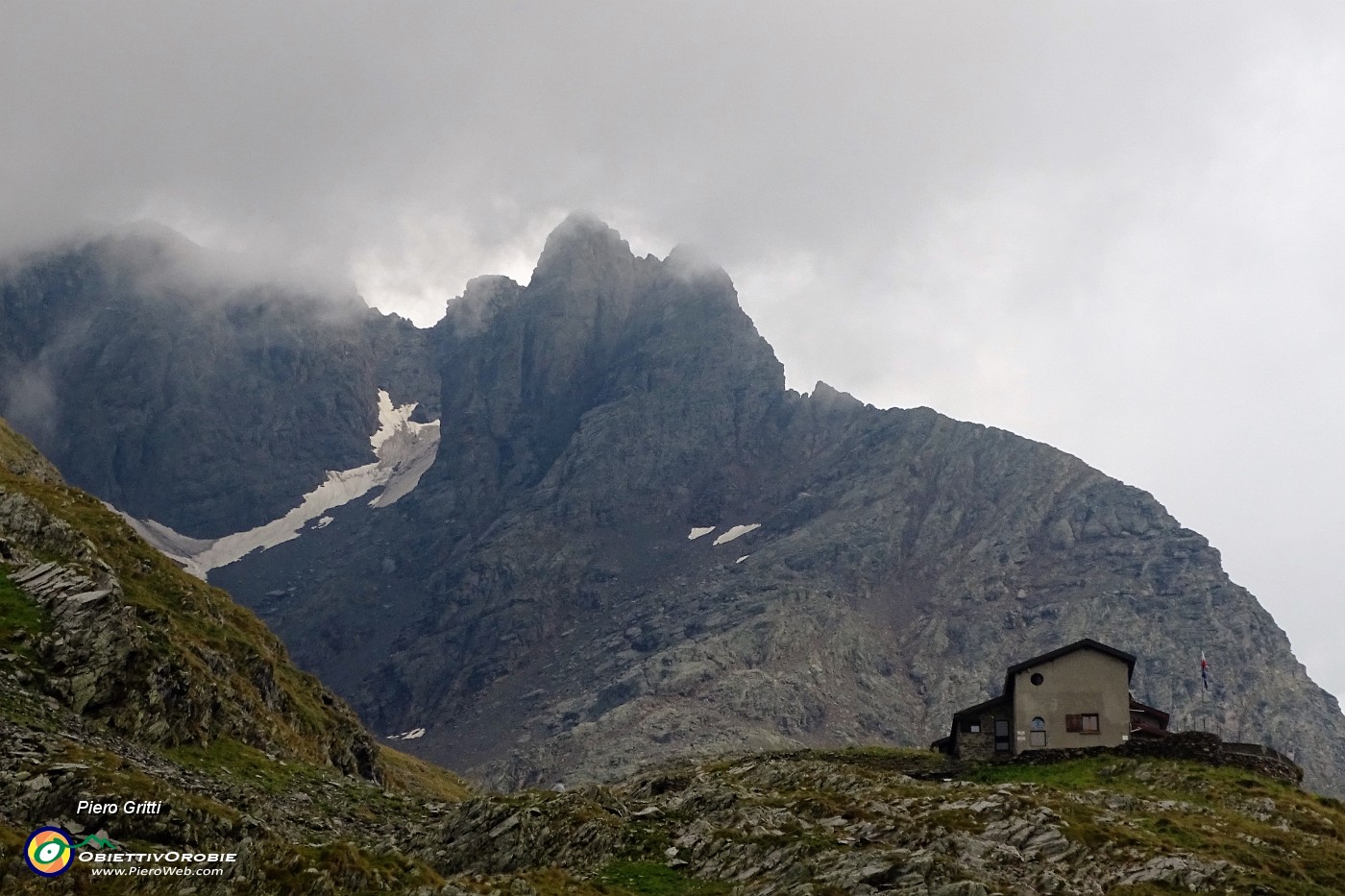 26 Dopo la pioggia compare il Rif. Brunone.JPG